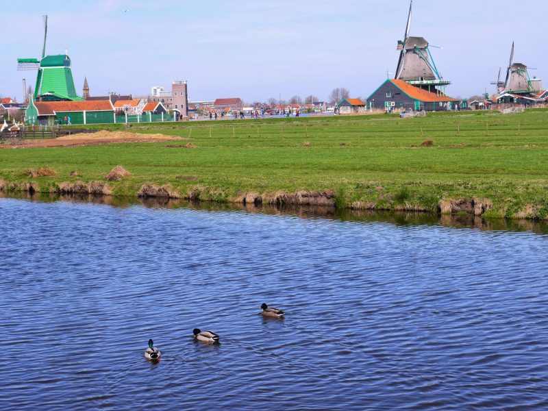 Dutch-Village-Scenery-in-Zaanse-Schans-e1633153742357