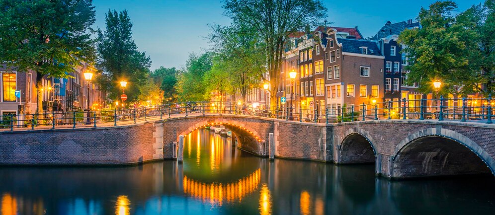 romantic-amsterdam-lit-lights-evening-view-famous-historic-center-with-lantern-lights-bridges-canals-cute-dutch-houses-amsterdam-holland-european-travel-panoramic_638259-1086